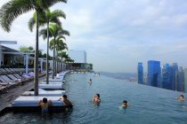 Необычная гостиница с бассейном на крыше. Marina Bay Sands. Фото